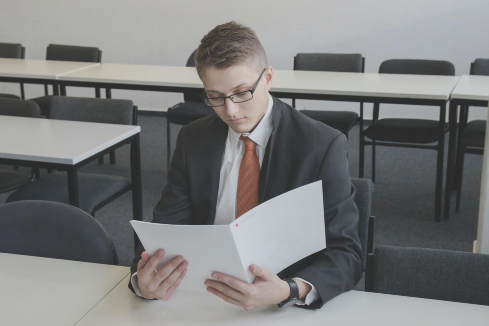 Estudiante analizando gráficos financieros